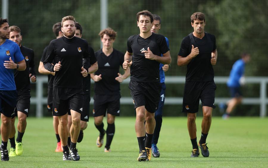 Antes del viaje a Rusia, la Real se ha ejercitado este lunes por la mañana en Zubieta. El martes, en cambio, el equipo descansará y el miércoles ya se entrenará en San Petersburgo (a las 20.00, hora local). Este será el último entrenamiento antes de medirse al equipo ruso en un partido en el que la Real buscará los tres puntos. 