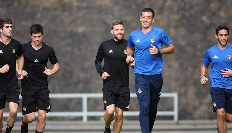 Antes del viaje a Rusia, la Real se ha ejercitado este lunes por la mañana en Zubieta. El martes, en cambio, el equipo descansará y el miércoles ya se entrenará en San Petersburgo (a las 20.00, hora local). Este será el último entrenamiento antes de medirse al equipo ruso en un partido en el que la Real buscará los tres puntos. 