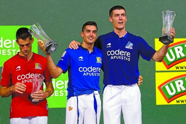 Jon Ander Albisu, Víctor Esteban y Beñat Rezusta, en el podio de la recién finalizada feria de San Mateo de Logroño. 