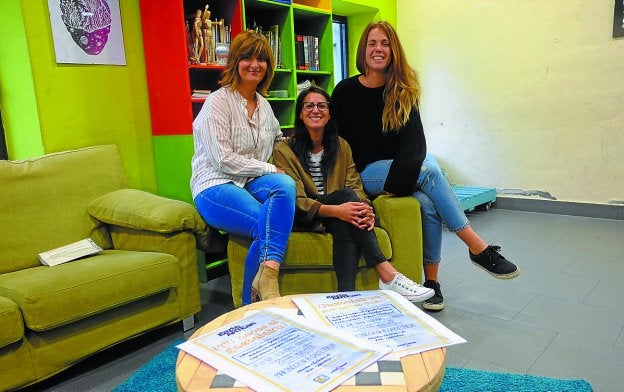 Josune Gomez, Ane Calvo y Alba Aranguren, en una sala de Martindozenea.