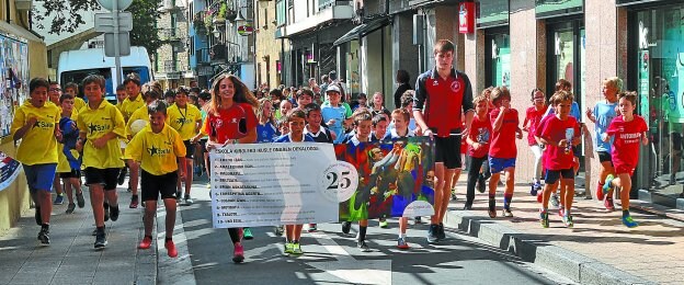 Korrika. Ikasleak gune ezberdinetara elkarrekin korrika joan ziren. 25 urte bete ditu Eskola Kirolak eta hori ospatzeko antolatu zen festa erraldoia herrian.