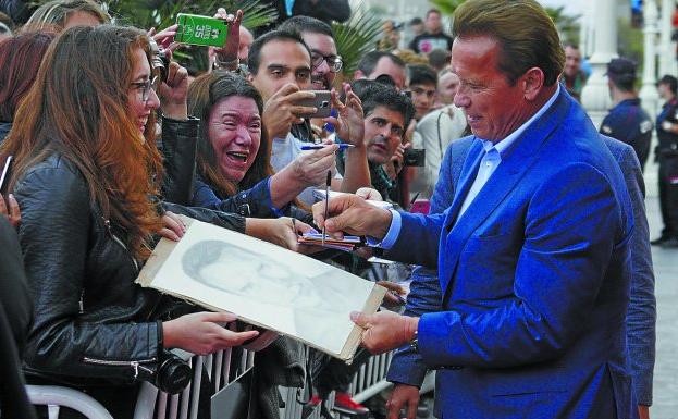 El actor protagonizó una multitudinaria 'alfombra roja' en el Victoria Eugenia. En la imagen firma su retrato a petición de una fan ante la emoción de otra aficionada.