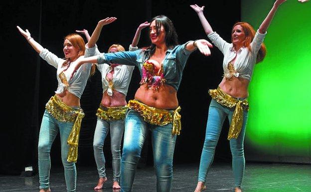 Exhibición de danza oriental en Bastero, en un Festival de Academias de Danza de Gipuzkoa.