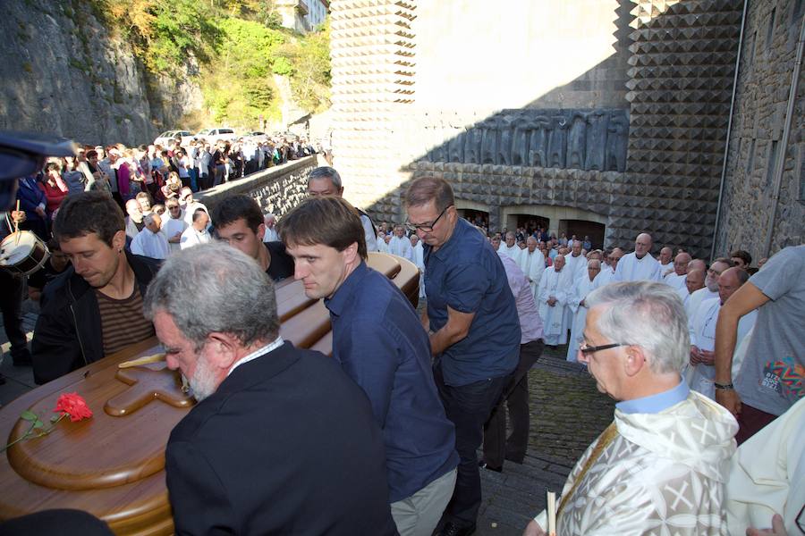 El Santuario de Arantzazu ha acogido este martes por la tarde el último adiós al fraile franciscano Iñaki Beristain, fallecido el lunes a consecuencia de un cáncer.