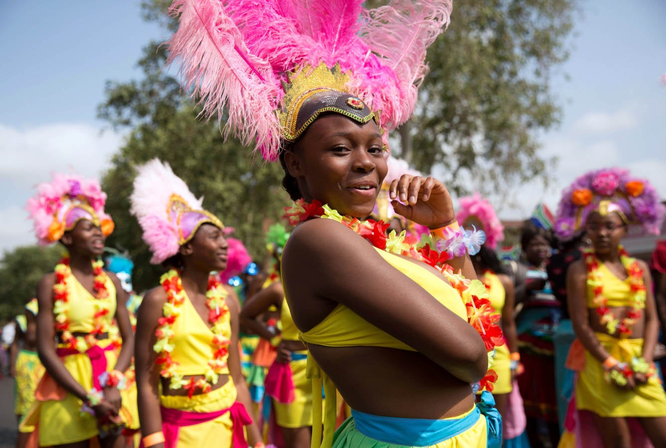 Un participante durante el Carnaval del Día del Patrimonio de Sudáfrica en Pretoria, Unas 30.000 personas salieron a las calles de la capital para celebrar su herencia en la fiesta nacional.