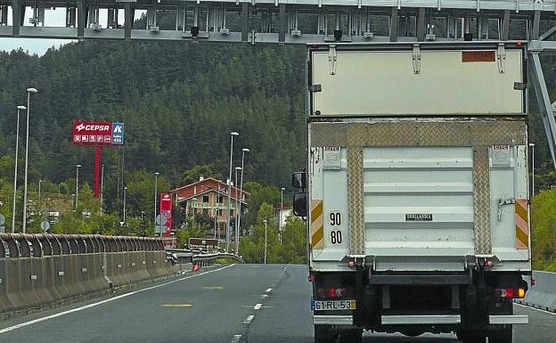 Un camión atraviesa bajo el arco de peaje instalado en Etzegarate.