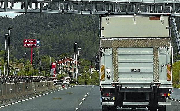 Un camión atraviesa bajo el arco de peaje instalado en Etzegarate.