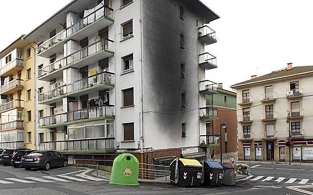 Estado en el que han quedado los contenedores y la fachada del edificio.