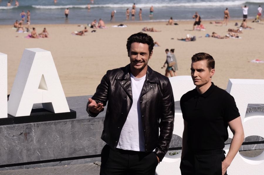 James Franco y su hermano, Dave Franco, presentan en la 65 edición del Festival de Cine de San Sebastián la película 'The Disaster Artist'. 