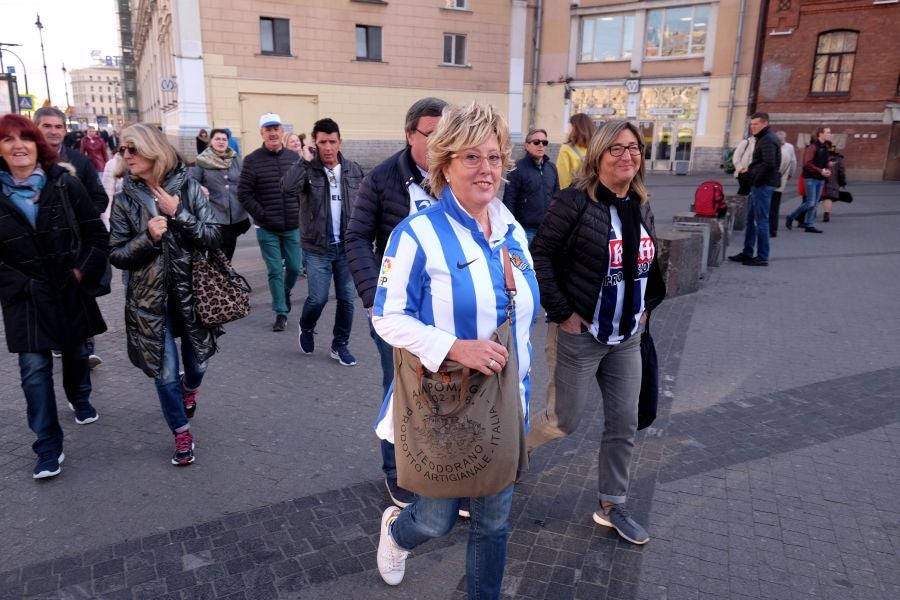La Real Sociedad no estará sola en San Petersburgo. Unos 200 aficionados txuri-urdin han tomado desde primera hora las calles de la ciudad rusa. 