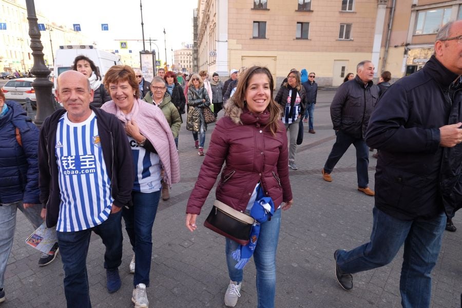La Real Sociedad no estará sola en San Petersburgo. Unos 200 aficionados txuri-urdin han tomado desde primera hora las calles de la ciudad rusa. 