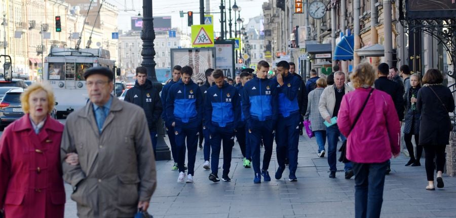 La Real Sociedad no estará sola en San Petersburgo. Unos 200 aficionados txuri-urdin han tomado desde primera hora las calles de la ciudad rusa. 