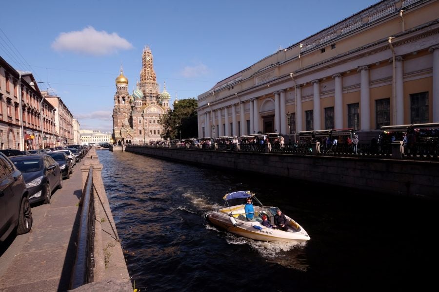 La Real Sociedad no estará sola en San Petersburgo. Unos 200 aficionados txuri-urdin han tomado desde primera hora las calles de la ciudad rusa. 
