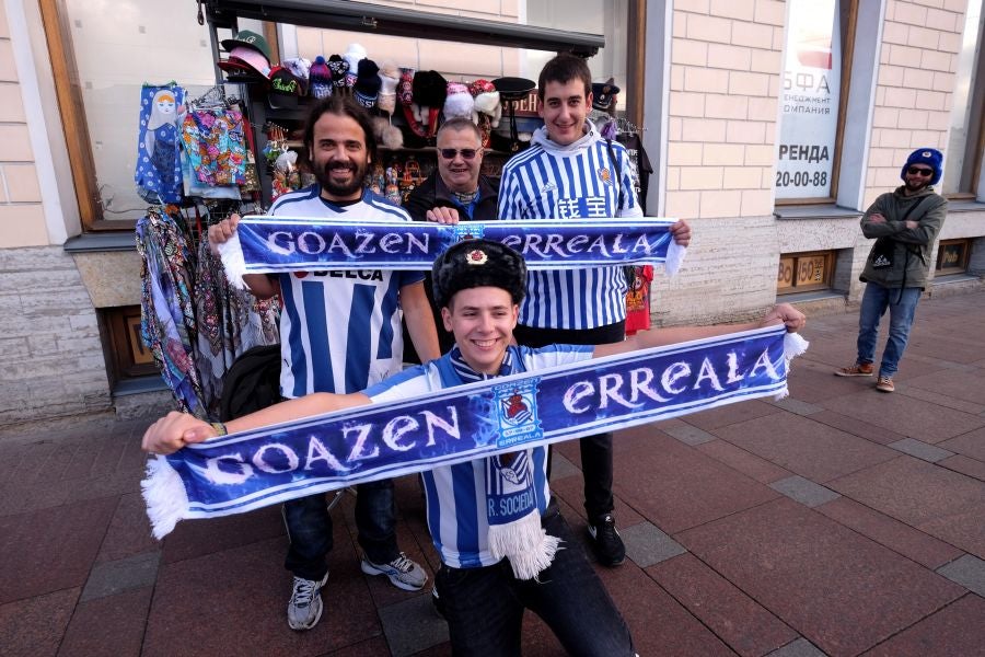 La Real Sociedad no estará sola en San Petersburgo. Unos 200 aficionados txuri-urdin han tomado desde primera hora las calles de la ciudad rusa. 