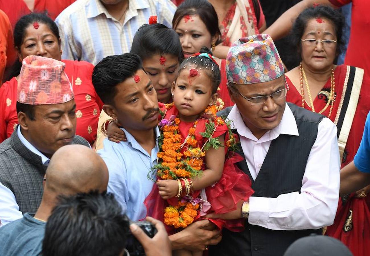 Kumari Trishna Shakya, de tres años, ha sido elegida como la nueva diosa viviente de la capital de Nepal, Katmandú. Así, la pequeña ha reemplazado a su predecesora Matine Shakya, que perdió su título al alcanzar la pubertad con trece años. Trishna Shakya se trasladará de la casa familiar para comenzar su nueva vida en el antiguo palacio de Katmandú. 