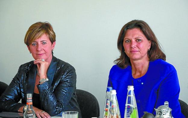 Tapia, junto a la ministra de Economía de Baviera, Ilse Aigner. 