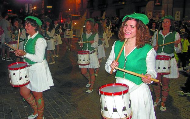 Redoble festivo. Los más de 300 integrantes de la tamborrada saldrán de Eltzia a las 23.00 y finalizarán su periplo en la plaza.