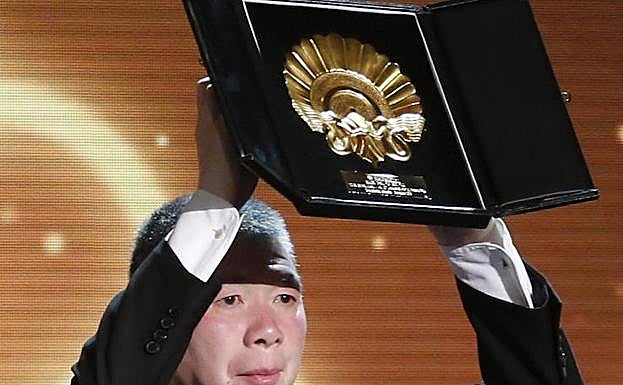 El realizador chino, Xiaigang Feng, tras recibir la Concha de Oro a la Mejor Película por su trabajo Im not madame Bobary en el Zinemaldia 2016