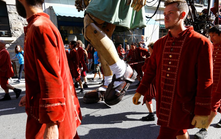 Muñecas gigantes desfilan por las calles de Ginebra, en Suiza, como parte del espectáculo de la Compañía de Teatro de calle, Royal de Luxe.