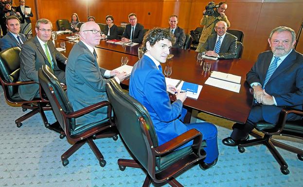 Rementeria, junto a Azpiazu en el Consejo Vasco de Finanzas celebrado en febrero.