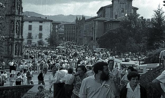 Vecinos de Oñati, en el entorno de la Universidad, en las fiestas de 1985.  