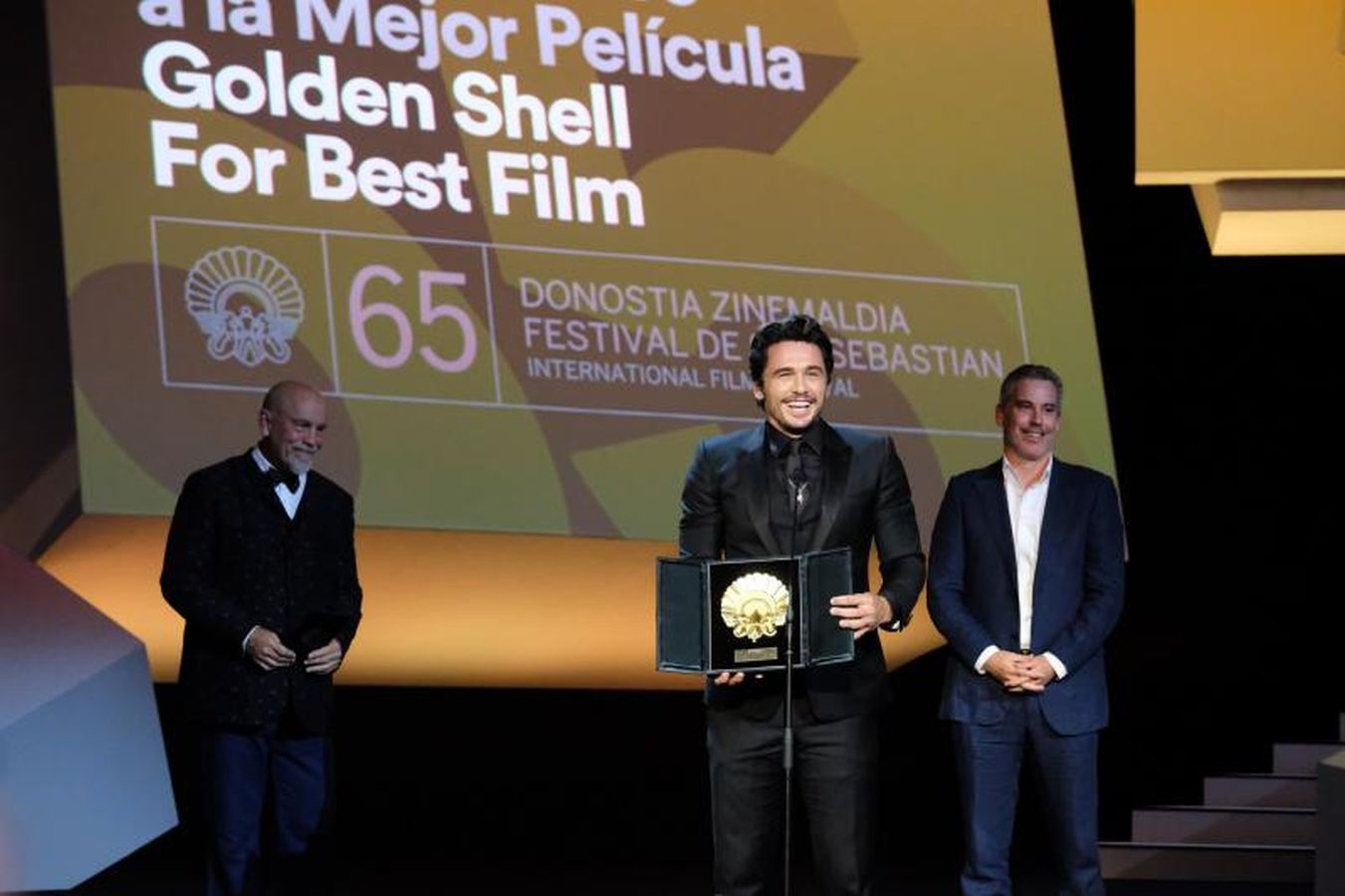 'The Disaster Artist', de James Franco, gana la Concha de Oro. La argentina Anahí Berneri ha sido galardonada con la Concha de Plata a la Mejor directora. El premio a mejor actriz ha sido para Sofía Gala y el de mejor actor para Bogdan Dumitrache. La película 'Handia' ha recibido por unanimidad el Premio Especial del Jurado.