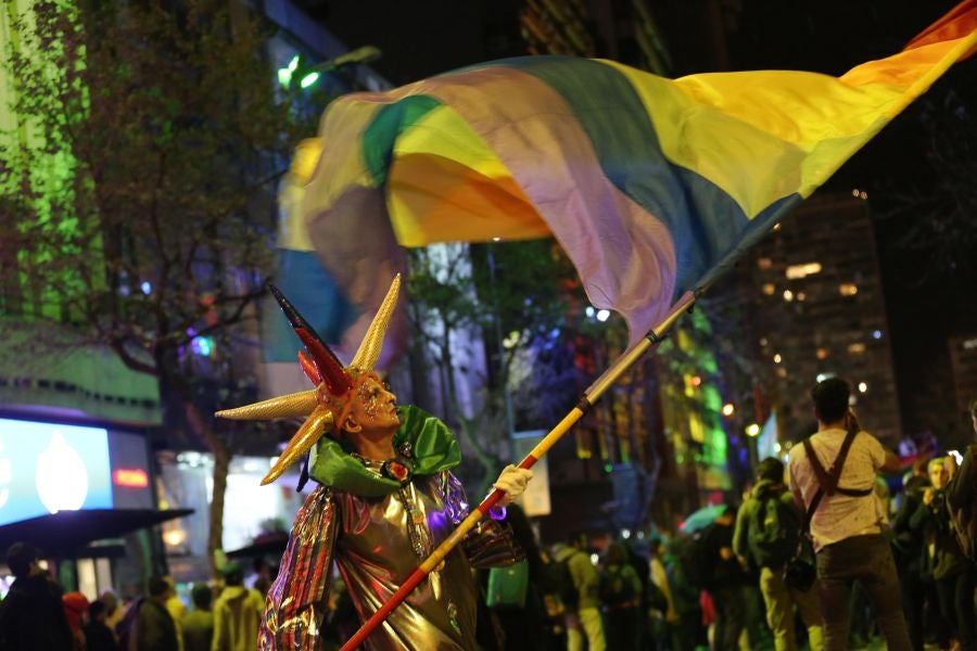 Miles de personas participan en la Marcha por la Diversidad, que se realiza en la principal avenida de Montevideo, Uruguay. El lema de este año «Lucha y resistencia» marca el reclamo de mayores derechos para las personas transexuales.