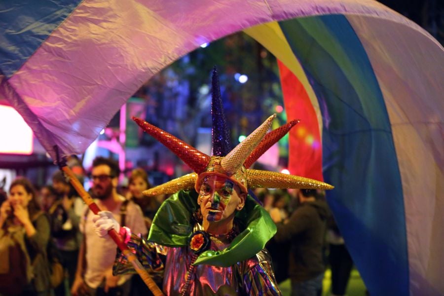 Miles de personas participan en la Marcha por la Diversidad, que se realiza en la principal avenida de Montevideo, Uruguay. El lema de este año «Lucha y resistencia» marca el reclamo de mayores derechos para las personas transexuales.