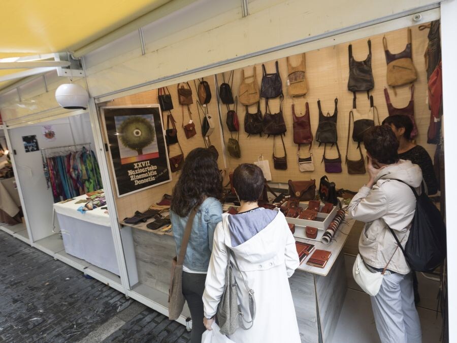 La feria de la plaza Gipuzkoa llega este domingo a su fin tras diez jornadas de exhibición y venta al calor del Zinemaldia