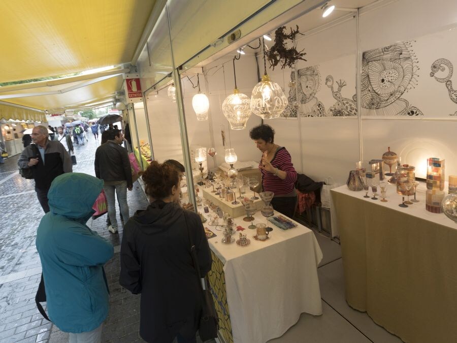 La feria de la plaza Gipuzkoa llega este domingo a su fin tras diez jornadas de exhibición y venta al calor del Zinemaldia