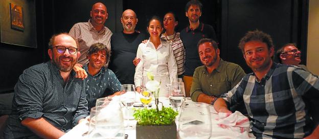 Todo el equipo de 'Fe de etarras', en su cena, también con Elena Arzak como anfitriona.