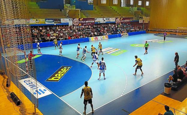 Jugadores del Bidasoa, en la cancha del Benidorm