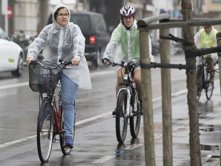 Desafiando la lluvia y el mal tiempo varias decenas de mujeres se han reunido este domingo para celebrar el 200 cumpleaños de la bici