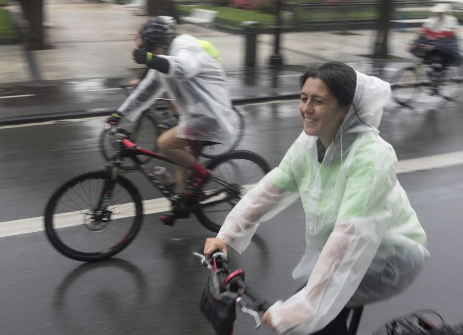 Desafiando la lluvia y el mal tiempo varias decenas de mujeres se han reunido este domingo para celebrar el 200 cumpleaños de la bici