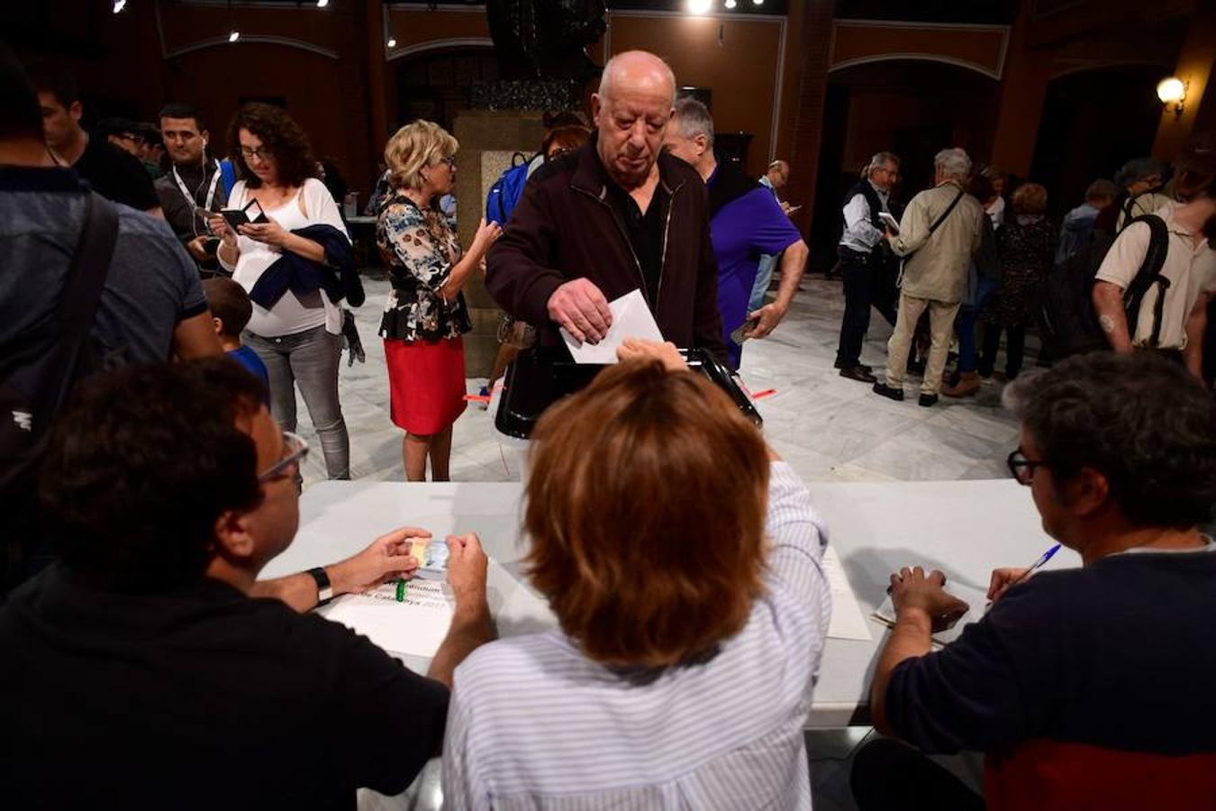 En varios puntos de Cataluña se han vivido momentos de tensión, entre manifestantes y agentes de policía, durante el referéndum soberanista