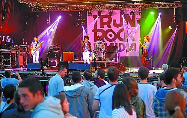 Desde Irun para Irun. La banda local Los Secos inauguró la noche de conciertos que se vivió el viernes en San Juan. 