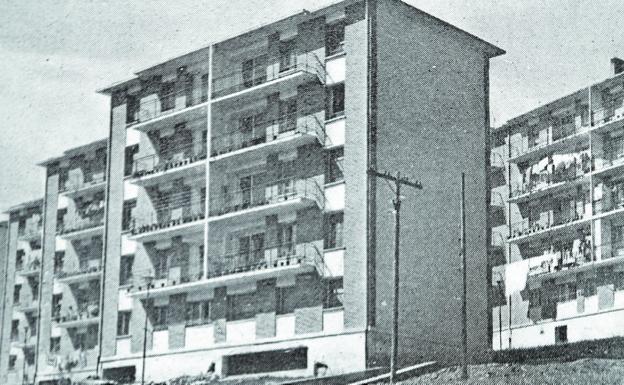 Las viviendas recien construidas en el nuevo ensanche, en 1967, y un vehículo junto a las mismas. 