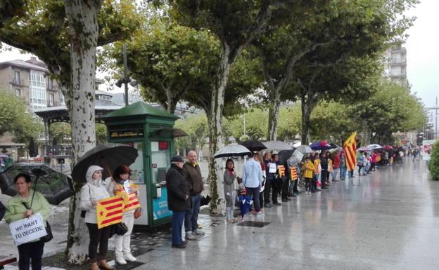 Centenares de personas han formado una larga fila en el centro de Irun. 