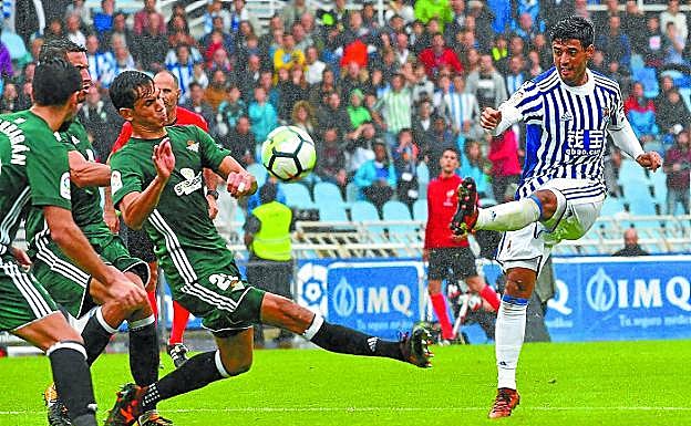 Mandi bloquea ante la presencia de varios compañeros un disparo de Carlos Vela realizado desde la frontal del área.