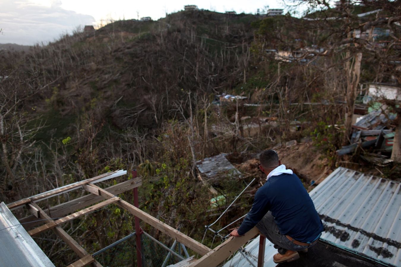 La isla quedó devastada tras el paso del huracán. Hay localidades que aún no tienen luz ni agua potable y los accesos por carretera son complicados en algunos puntos. Las imágenes hablan por sí solas