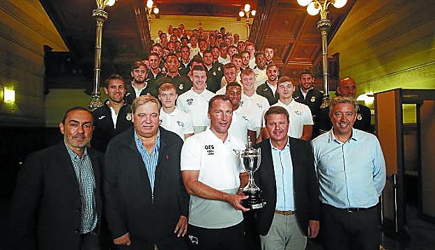 Los jugadores del Derby County y el Real Unión estuvieron juntos en el Ayuntamiento de Irun. 