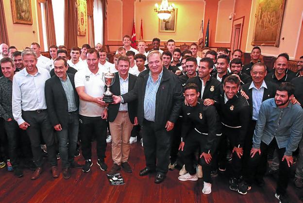 Los equipos fueron recibidos en el Ayuntamiento. 