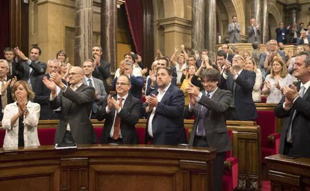 Junts pel Sí aplaude la aprobación del referéndum de independencia de Cataluña en el pleno. /
