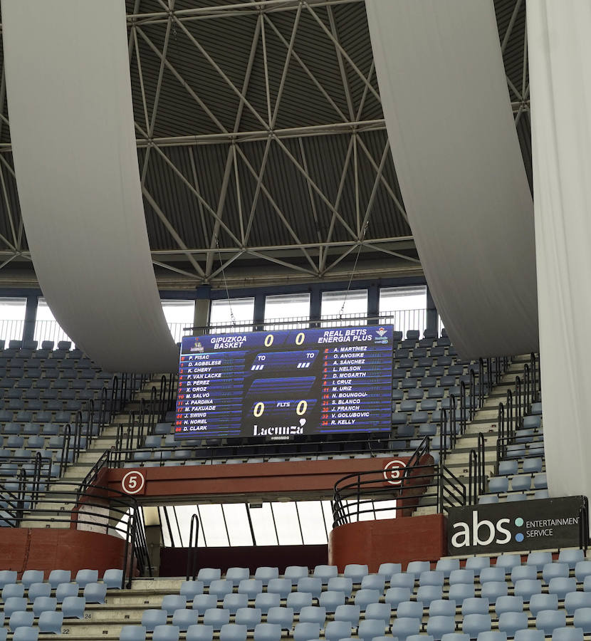 La cancha del Gipuzkoa Basket ha sido renovada de arriba abajo para acoger los partidos de la temporada en la Liga Endesa. Se estrena este miércoles ante el Betis