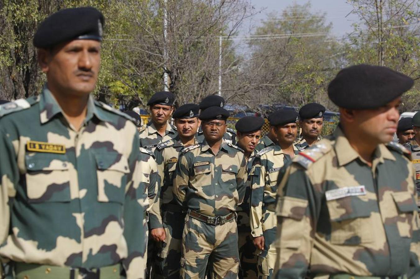 Miembros del cuerpo de guardafronteras indio (BSF) asisten al funeral de B.K Yadav, asistente subinspector del BSF en la sede del BSF en Srinagar, capital de verano de la Cachemira, India. B.K. Yadav murió este martes en un ataque a un campamento militar próximo al aeropuerto de Sringar, y un día después sus compañeros le dicen adiós.