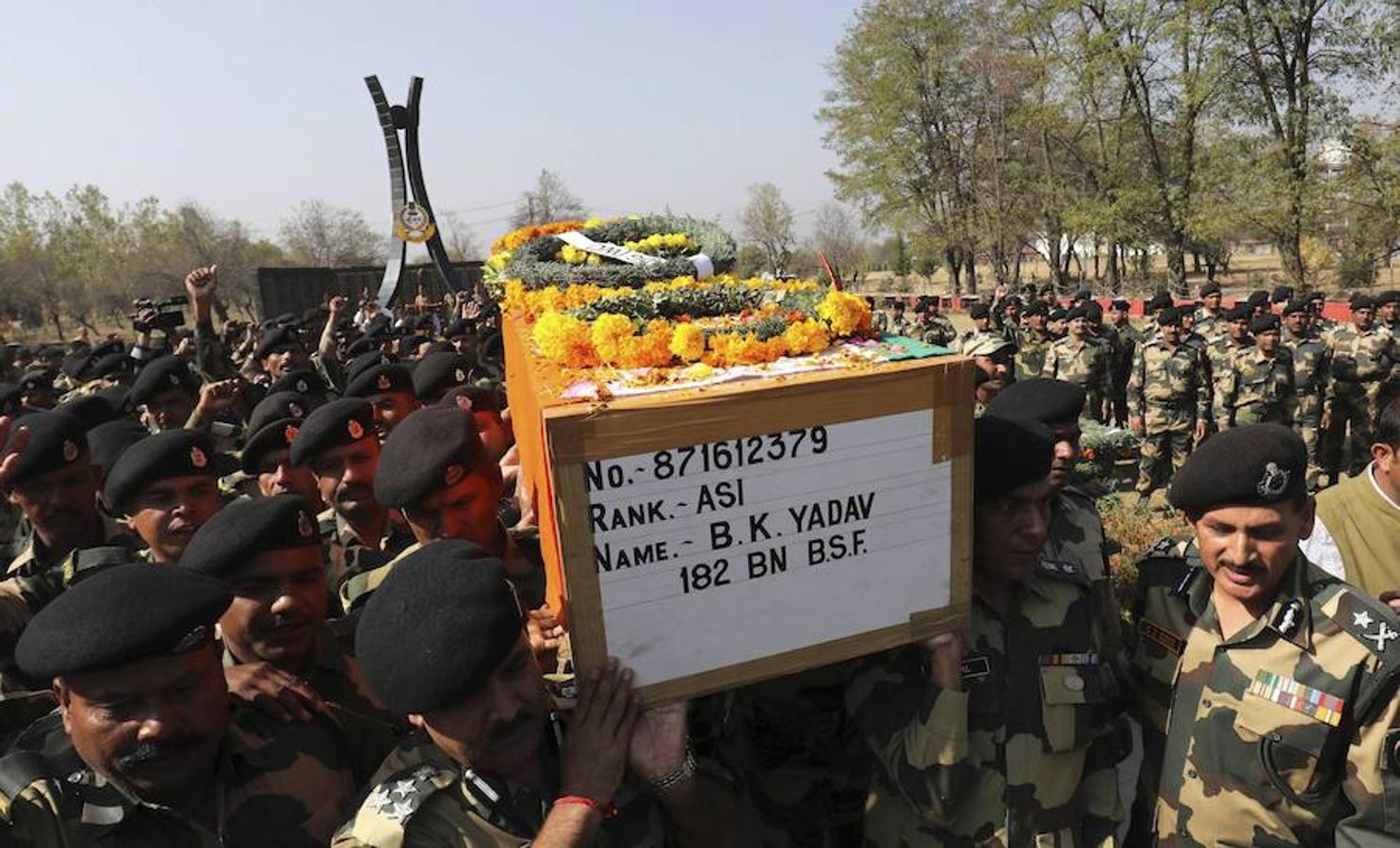 Miembros del cuerpo de guardafronteras indio (BSF) asisten al funeral de B.K Yadav, asistente subinspector del BSF en la sede del BSF en Srinagar, capital de verano de la Cachemira, India. B.K. Yadav murió este martes en un ataque a un campamento militar próximo al aeropuerto de Sringar, y un día después sus compañeros le dicen adiós.