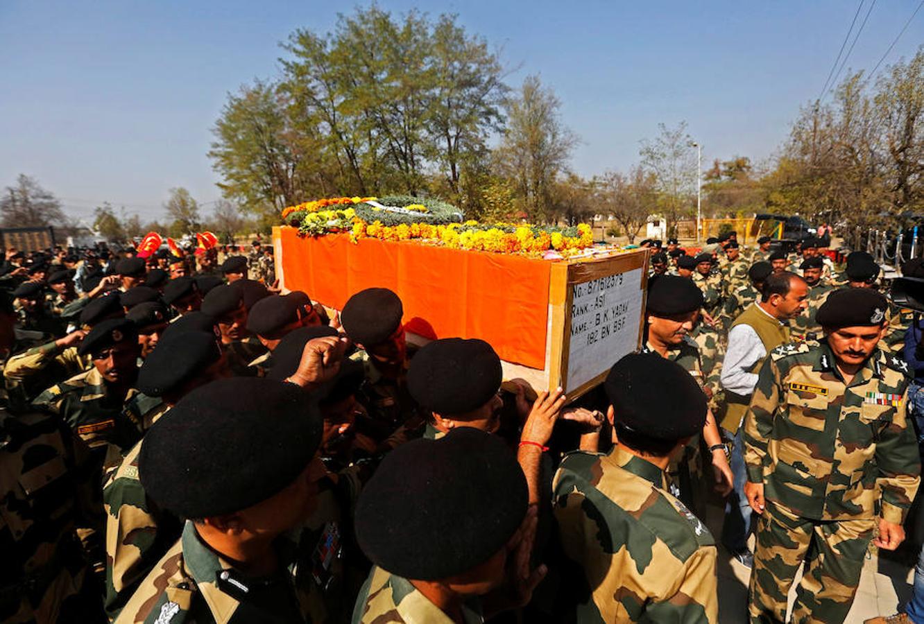 Miembros del cuerpo de guardafronteras indio (BSF) asisten al funeral de B.K Yadav, asistente subinspector del BSF en la sede del BSF en Srinagar, capital de verano de la Cachemira, India. B.K. Yadav murió este martes en un ataque a un campamento militar próximo al aeropuerto de Sringar, y un día después sus compañeros le dicen adiós.