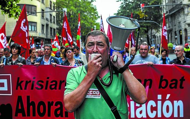 CC OO Euskadi protestó ayer ante la sede de Confebask. 