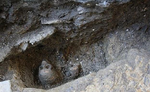 Restos hallados en la necrópolis de la iglesia de San Juan Bautista de Arrasate.
