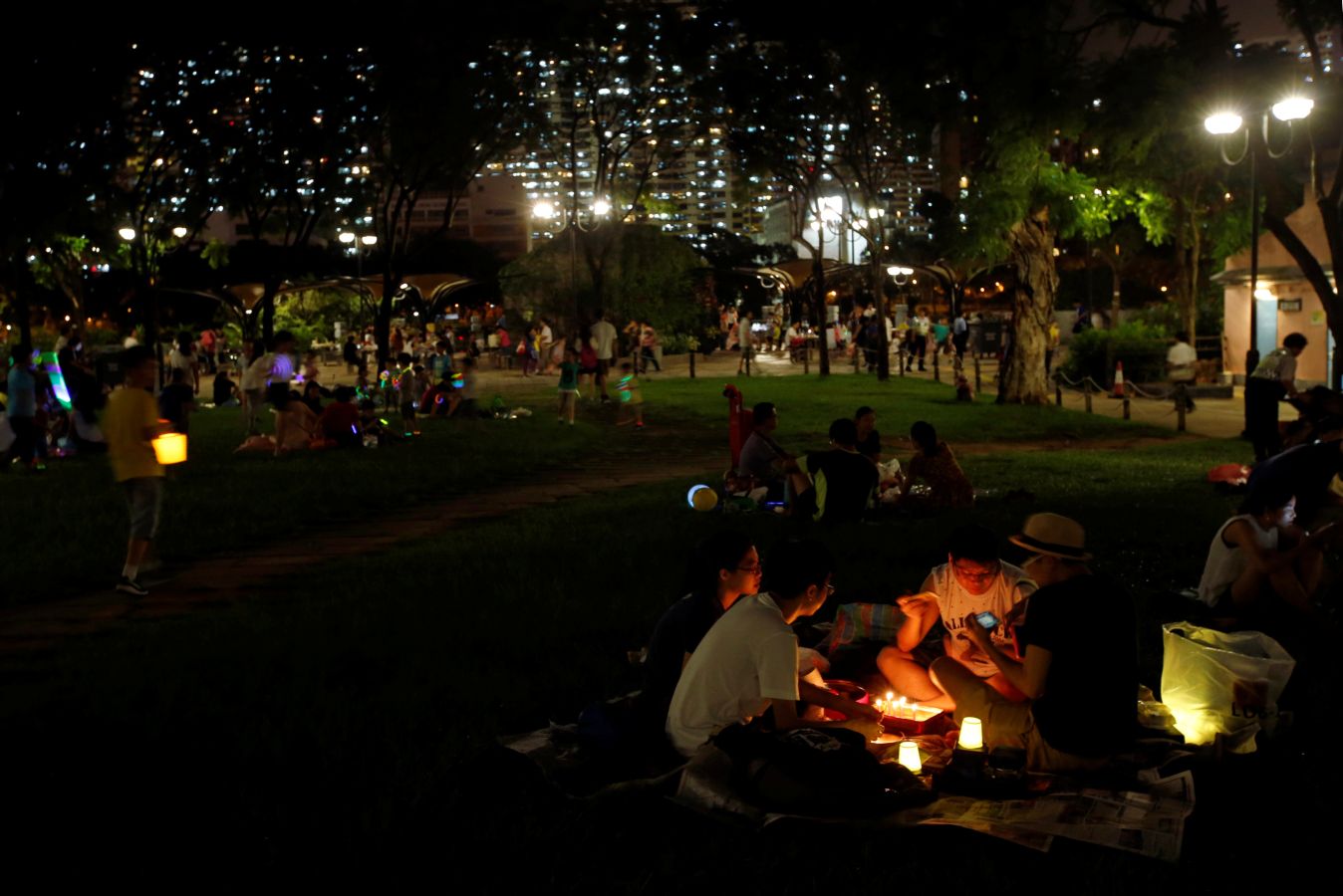 Dentro de los actos del Mid Autunm Festival, en Hong Kong se celebra el carnaval de luces, un evento que atrae tanto a locales como a turistas.